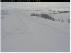 Noen veger vil være stengt til søndag, mens andre er i ferd  med å åpne opp, som her på E6 over Sennalandet i Finnmark. Foto: Statens vegvesens webkamera