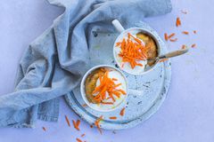 Koppkake med gulrot, honning og en frisk kesamglasur på toppen. Foto: Therese Elstad, matprat.no