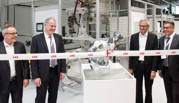 ABBs samarbeidsrobot YuMi klipper snoren og åpner den nye batterifabrikken for elektriske kjøretøy.