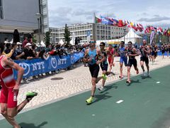 Gustav Iden ut av skiftesonen og på vei ut på løp, verdenscupen i Lisboa 22. mai 2021