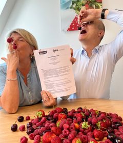 Nina Sundqvist og Guttorm Rebnes, i Stiftelsen Norsk Mat og Opplysningskontoret for frukt og grønt, da de signerte ny samarbeidsavtale. Foto: SNM