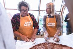 Varme brødtallerkner under tilberedning - før de stekes i vedfyrt bakeovn i Losæter bakehus.