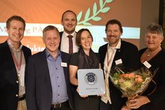 Fra venstre: Espen Larsen fra Finsbråten, Erik Mydland fra Mydland, statsråd Jon Georg Dale, Elin Brunsdon fra Animalia, Pål Espung fra Nortura og Marit Nicolaisen fra Grilstad. Foto: Camilla Berg Hansen