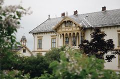 Melgården på Åmot har tidligere fått to tilskudd fra Kulturminnefondet. I år har eierne fått 180.000 kroner til arbeider på to av fasadene på hovedhuset. I den faglige vurderingen legger Kulturminnefondet vekt på at hovedbygningen med hageanlegget representerer en verdifull type bygningsarv som vitner om økonomiske oppgangstider, som blant annet var basert på norsk skogbruksnæring. Det legges også vekt på at Melgården er åpen for allmennheten, og at eiere på denne måten bidrar til en sosial verdiskapning med utgangspunkt i gårdsanlegget. (Foto: Melgården)
