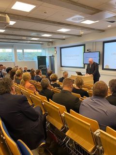 Rektor Peer Jacob Svenkerud på talerstolen i forbindelse med åpningen. Foto: CREDS/Høgskolen i Innlandet.
