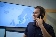 Gjennom applikasjon på nett og mobil har supporttekniker Vegard Øvreseth full oversikt over driften av utplasserte automater.
FOTO: VENDANOR