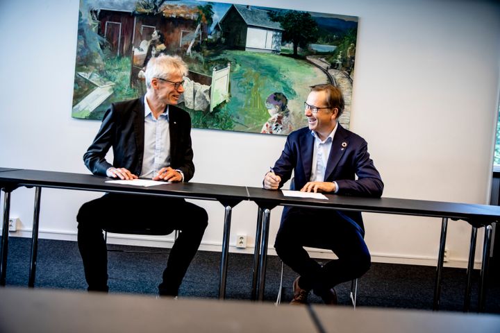 Skattedirektør Hans Christian Holte og administrerende direktør i KS, Lasse Hansen er svært fornøyd med avtalen som er signert. Foto: Magnus Knutsen Bjørke