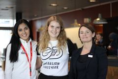 Stephanie Rivera, Operasjon Dagsverks Sandra Skiaker, hotelldirektør Monica Egeberg - Foto Marianne Wennesland - Scandic