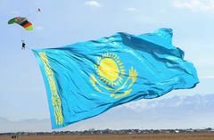 Bilde: Fallskjermhoppere bretter ut Kasakhstans flagg med en størrelse på 450 kvadratmeter. 22. oktober 2022, regionen Almaty. Bilde fra video: informburo.kz