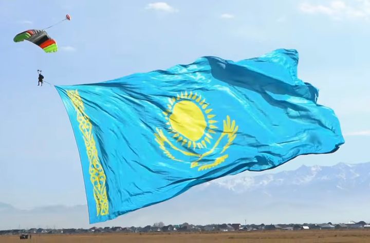 Bilde: Fallskjermhoppere bretter ut Kasakhstans flagg med en størrelse på 450 kvadratmeter. 22. oktober 2022, regionen Almaty. Bilde fra video: informburo.kz