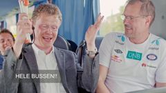 – Vet du hvilken buss du er på, eller?!? Det er pinlig å gå på feil buss – særlig når du havner ved siden av Norges mest kjente fotballtrener uten å vite det.