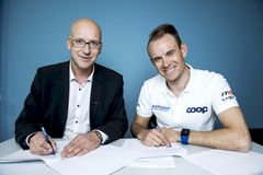 Konstituert administrerende direktør Geir Inge Stokke i Coop Norge (t.v.) og sykkelstjernen Alexander Kristoff signerer sponsoravtalen. Foto: John Terje Pedersen, Coop Norge