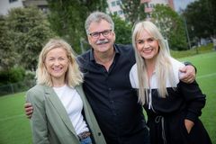 Fra venstre: Lene Mykjåland, Harald Bredeli og Julie Strømsvåg er noen av TV 2s kjente fjes som blir å se under årets fotball-VM.
FOTO: JULIA MARIE NAGLESTAD / NRK