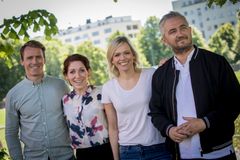Publikum samler seg om NRKs sendinger fra Fotball-VM i Russland. Her er noen av kommentatorene: (f.v) Carl-Erik Torp, Lise Klaveness, Carina Torp og Aleksander Schau. Foto: Julia Marie Naglestad, NRK.