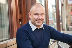Generalsekretær Morgan Andersson i Syklistenes Landsforening oppfordrer foreldre til å sykle til skolen sammen med barnet. Foto: Syklistenes Landsforening