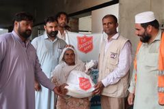Behovet for mat og husly er stort i de flomrammede områdene i Pakistan. Frelsesarmeen er til stede med en rekke aktiviteter for å hjelpe. Foto: Salvation Army.