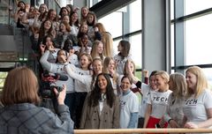 30 jenter deltok på første samling i det ettårige programmet «Girls Create Tech Academy», for blant annet få mer innsikt i hva en teknologiutdanning innebærer. Foto: Martin Fjellanger, Telenor.