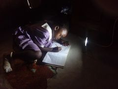 Solcellelys til skolearbeid i Uganda. Foto Daglig leder Care4 starving children i Uganda
