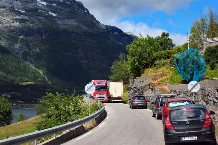 Mange er ute å kjører på ukjente veistrekninger. Sommertrafikk på en smal kystvei langs Hardangerfjorden 22. juni ifjor.