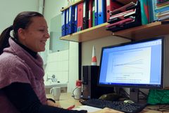 Angela Lupattelli med kurvene som tyder på at fosterets hjerne ikke påvirkes når mor bruker antidepressive medisiner tidlig eller midtveis i svangerskapet. Men mot slutten av svangerskapet må bruken av antidepressiva veies mot de mulige skadevirkningene av at mor går med en ubehandlet depresjon. Foto: Bjarne Røsjø/UiO