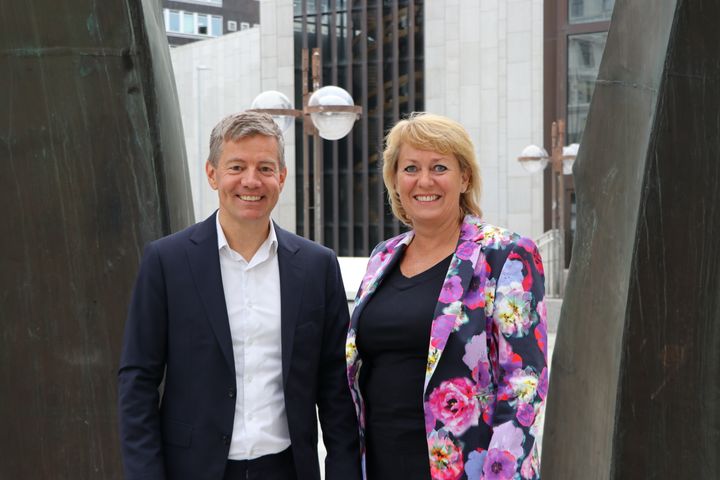 Yngve Fjell, leder for kundeopplevelse i KPMG og Elisabeth Hunter, administrerende direktør i Vinmonopolet.