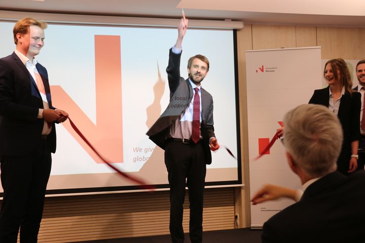 Næringsminister Jan Christian Vestre klipper snoren. Foto: Juliane Lamvik/Norges delegasjon til EU