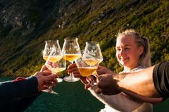 God stemning. Fjellfilm serverer lokal mat og drikke. Foto: Alexandra Jarna/Fjellfilm