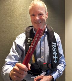 Administrerende direktør i Norges Rederiforbund, Sturla Henriksen, kjøper nautiske mil og sender stafettpinnen videre til norske bedrifter.