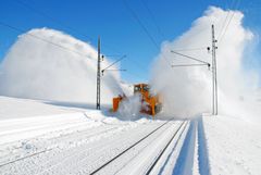Det går mange forskjellige tog på jernbanen, ikke bare persontog som følger kjente rutetider. Her rydder en Beilhack snø på Bergensbanen. Foto: Njål Svingheim, Bane NOR
