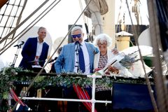 En stor dag for alle. Her Christen Sveaas med gudmor Gun-Britt Patriksson på dekker av SS Sørlandet.
