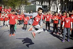 40 elever fra 7. trinn ved Toppåsen skole viste fram en imponerende hoppetaudans under tirsdagens åpning av Nasjonalforeningen for folkehelsens hoppetaukonkurranse. Hele 109 000 barn deltar i årets konkurranse. FOTO: Paal Audestad