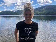 Anne-Hege Svartdal er stolt over å løfte frem Telemark som et unikt fylke å kjøre motorsykkel, flotte biler eller bruke tråsykkel som turist.