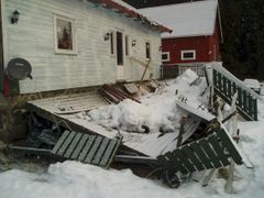 Typisk skade. Takras river med seg snøfangere og terrasse kollapser. Krediteres Frende/Dag Skeivoll.