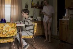 Zach Shirey i rollen som den unge Kyle Barnes og Julia Crockett i rollen som hans besatte mor, Sarah Barnes. Foto: FOX