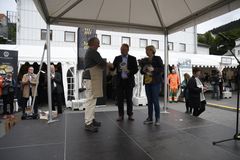 En fornøyd Jørn Hafslund mottar Spesialitet-merkene sine under Bergen Matfestival. Fra venstre: Jørn Hafslund, fiskeriminister Per Sandberg og direktør i Matmerk, Nina Sundqvist. Foto: Janneche Strønen/Bergen Matfestival