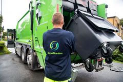 STÅ PÅ KRAVENE: Foreløpig er det ikke søppelkaos i kommunene, men det er viktig at forbrukerne vet hva de har krav på i slike situasjoner. Foto: Heiko Junge/NTB scanpix.
