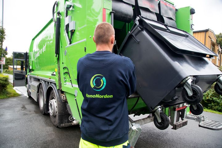STÅ PÅ KRAVENE: Foreløpig er det ikke søppelkaos i kommunene, men det er viktig at forbrukerne vet hva de har krav på i slike situasjoner. Foto: Heiko Junge/NTB scanpix.