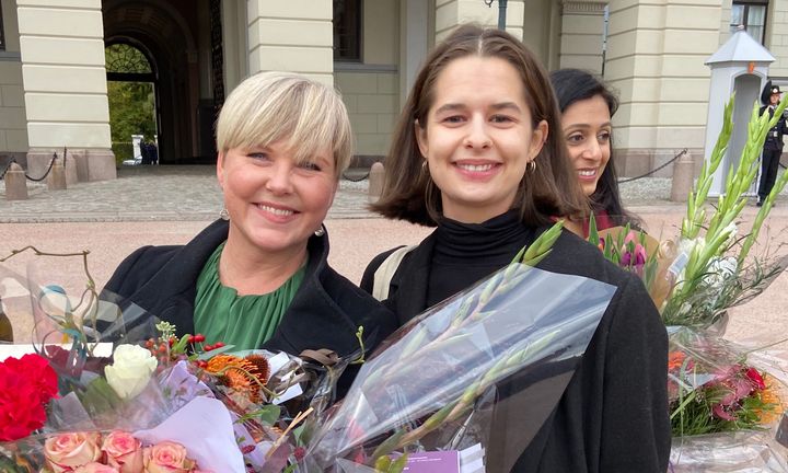 Sex og Politikks seniorrådgiver Kristine Bjartnes (t.h.) gratulerte landets nye utviklingsminister  Anne Beathe Tvinnereim på slottsplassen torsdag denne uken.