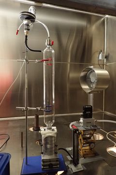 Testing av munnbind utføres i en spesialbygd testrigg med aerosolpartikler som inneholder mikroorganismer for å bestemme produktets barriereevne. (Foto: FFI)