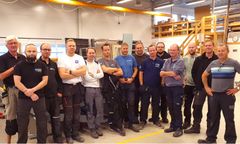 Kursdeltakerne samlet på verkstedet, fra venstre: Faglærer Arne S. Hansen, Raymond Sletten (Hoddø Glasservice AS), Einar Alexander Meling (Glass & Låsservice AS), Gard Even Kristoffersen (Thermoglass AS), Harald Stolt (Pilkington Norge AS), Dag Hamang (Oslo Glass & Vindu AS), Tommy Taaje (Elverhøy Aluminium og Glass AS), Jan Remy Taaje (Elverhøy Aluminium og Glass AS), Morten Thøgersen (Elverhøy Aluminium og Glass AS), Kjetil Soot (Alu-Service AS), Ivar Nilsen (Elverhøy Aluminium og Glass AS), Erlend Hessen (Montering og Miljø AS), Per Seglem Larsen (Altiglass AS) og faglærer Geir Bakken.