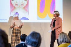 – Å få vere kreativ er viktig: Sara Cecilie Leite er stor stjerne på TikTok, og var ei av dei som ga sitt syn på digital ungdomskultur på Litteraturhuset 30. oktober. Ho vart intervjua av Kristine Meek, avdelingsdirektør i Medietilsynet. Foto Medietilsynet/ Andreas Lange
