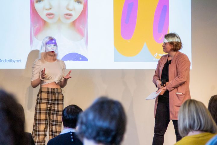 – Å få vere kreativ er viktig: Sara Cecilie Leite er stor stjerne på TikTok, og var ei av dei som ga sitt syn på digital ungdomskultur på Litteraturhuset 30. oktober. Ho vart intervjua av Kristine Meek, avdelingsdirektør i Medietilsynet. Foto Medietilsynet/ Andreas Lange