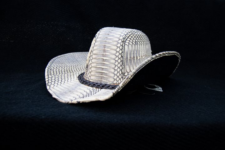 Denne cowboyhatten ble beslaglagt av tollere på Gardermoen, fordi den er laget av skinn fra asiatisk kobraslange. Arten er sårbar, og det er krav om tillatelse fra Miljødirektoratet for innførsel til Norge, noe som manglet i dette tilfellet. Foto: Aase Marie Lund Evensen.