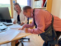 I BOKS: Tom Remi Kongsmo i øyeblikket han signerte kontrakten på kontoret til rådgiver Edel Korsvoldlien (Foto: HINN)