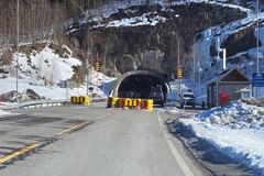 Arbeidet med å skifte ut det elektriske anlegget og annet vedlikeholdsarbeid i E16 Lunnertunnelen er snart over. Tunnelen åpner torsdag 11. mars kl. 06.00.