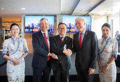 Mr. BAO Qifa, chairman of HNA Aviation Group (middle) together with Dag Falk-Petersen (right), CEO of Avinor and Øyvind Hasaas (Ieft), CEO of Oslo Airport. (Photo: Avinor)