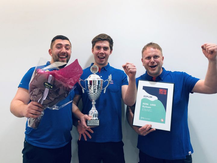 Fra venstre Robin Hybertsen, salgssjef i region Midt-Norge, Mathias Hybertsen, frukt- og grøntansvarlig og Børge Stamnes, Kjøpmann ved REMA 1000 Byåsen.