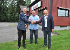 Fra venstre: Daglig leder og ansvarlig redaktør Jan Fossen, styreleder John Ivar Rygge og konserndirektør Pål Eskås.
Foto: Sigbjørn Høidalen, Varingen.