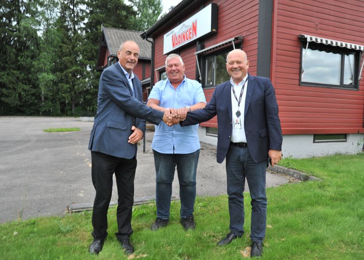 Fra venstre: Daglig leder og ansvarlig redaktør Jan Fossen, styreleder John Ivar Rygge og konserndirektør Pål Eskås.
Foto: Sigbjørn Høidalen, Varingen.
