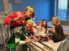 Anne Lindboe og Sykehusklovnene besøker pasient Anna Volk